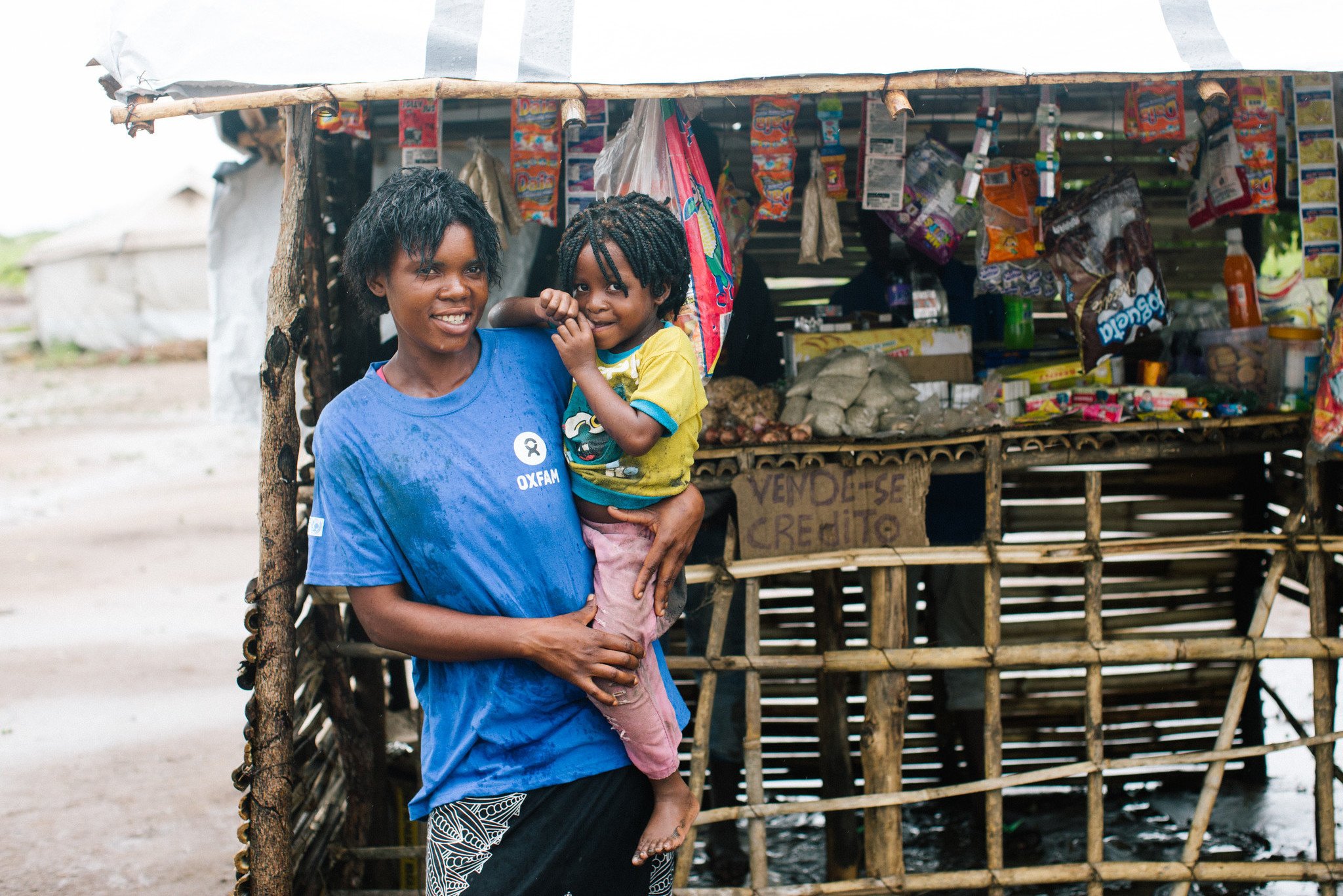 The cyclones forced much of the economy to grind to a halt. Before Idai hit, Sonia’s (19) job was to encourage women who had just given birth to register their children and go to a postnatal follow-up session. After the cyclones, she worked a few days at a time for Oxfam as an activist explaining why good hygiene is important and how clean water prevents diseases. With the money she has earned from this job, she has opened up a small tuck shop, which she hopes will provide an income for her and her two children.